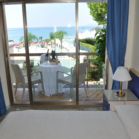 La Playa Hotel
