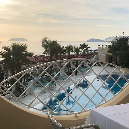 Grand La Playa 4*