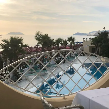 La Playa 4*